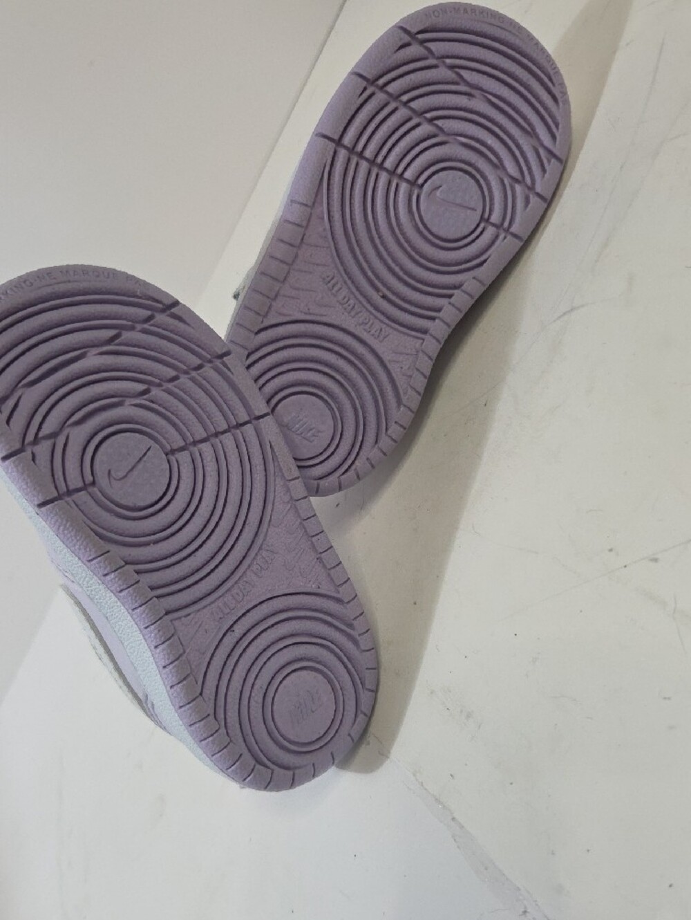 Nike Kids Lavender Hook-and-Loop Sneakers Size 5 Kids. - Picture 3 of 4